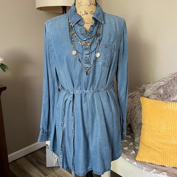 Liz Lange Dresses & Skirts - Adorable stylish denim tunic top/dress!